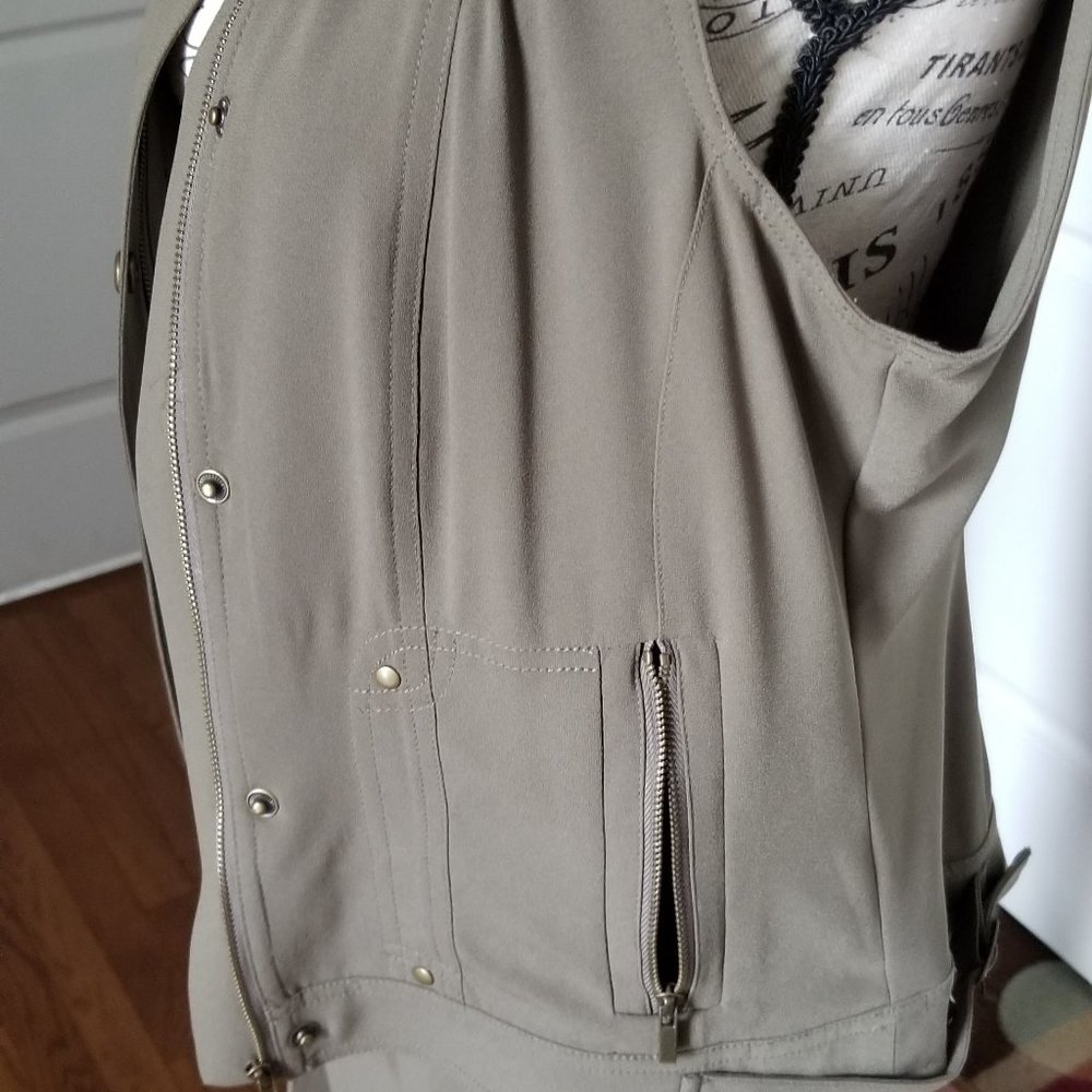 Two piece olive green capri pants set - Picture 2 of 6